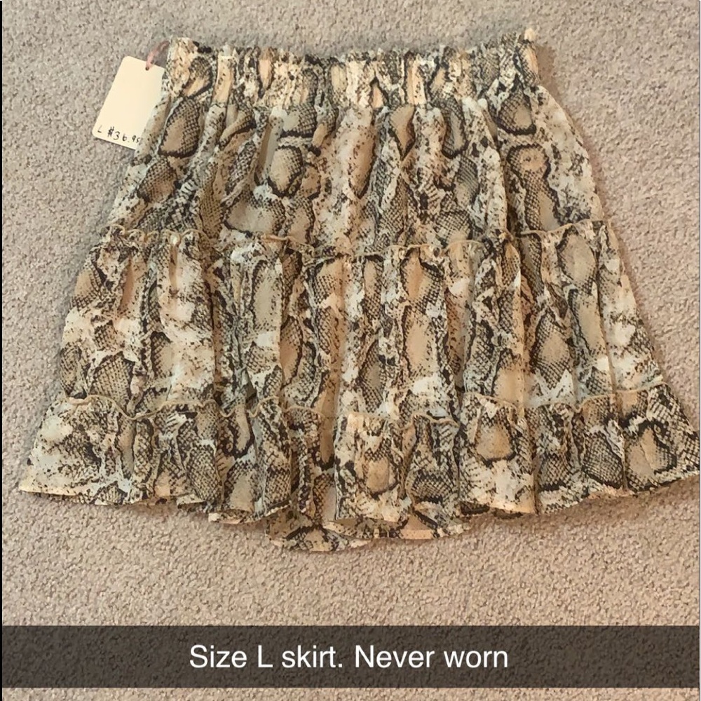 Size large skirt. Never worn